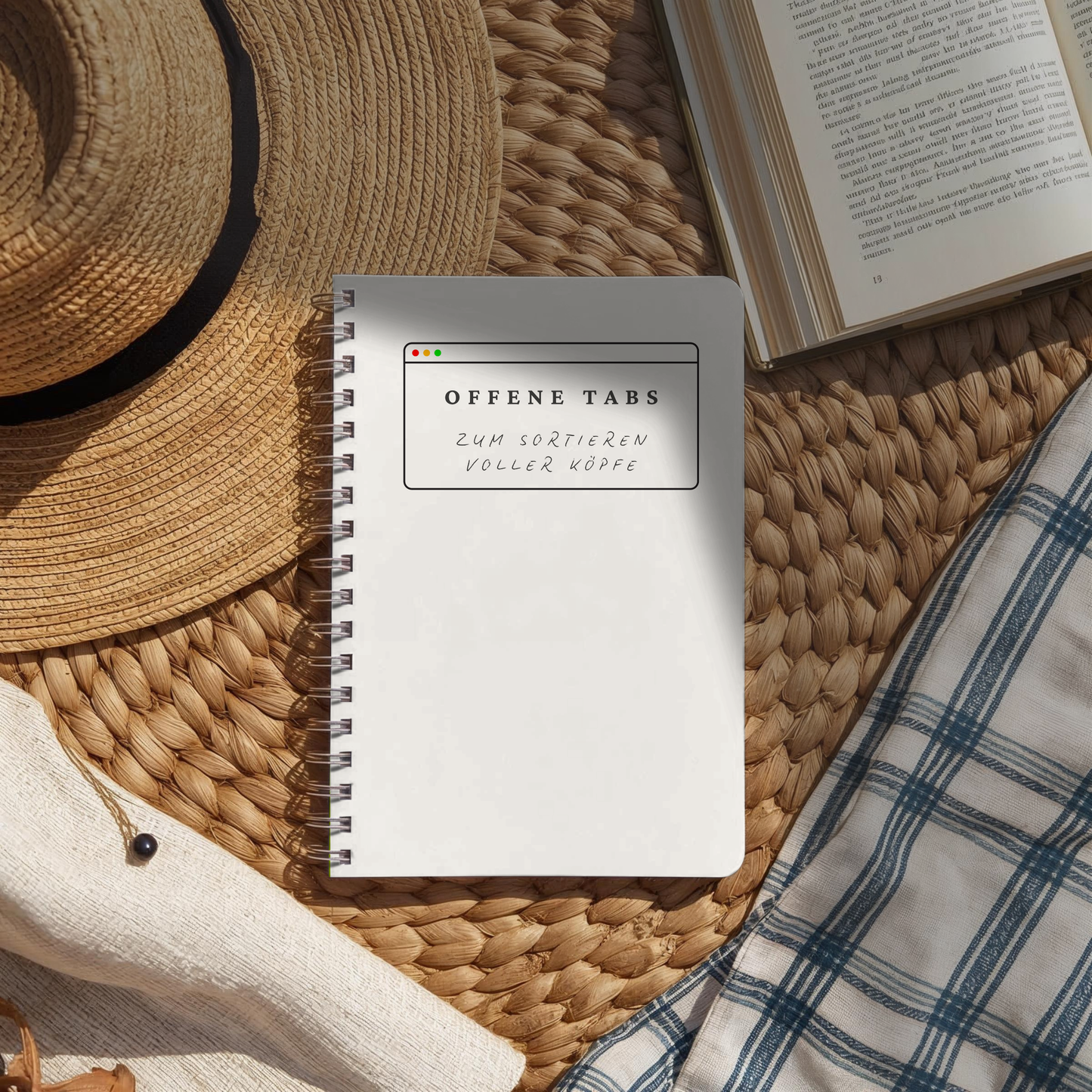 „Offene Tabs“ Journal als Spiralbuch auf geflochtener Unterlage mit offenem Buch und Strohhut, zum Sortieren voller Köpfe.