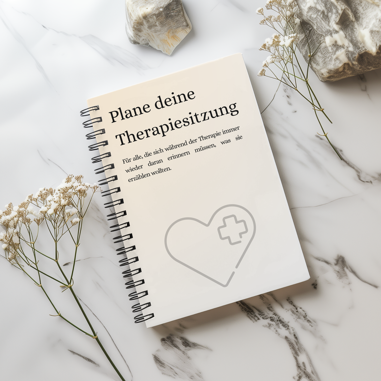Therapieplaner „Plane deine Therapiesitzung“ als Spiralbuch auf hellem Marmor mit Trockenblumen, für Notizen vor der Therapiesitzung.