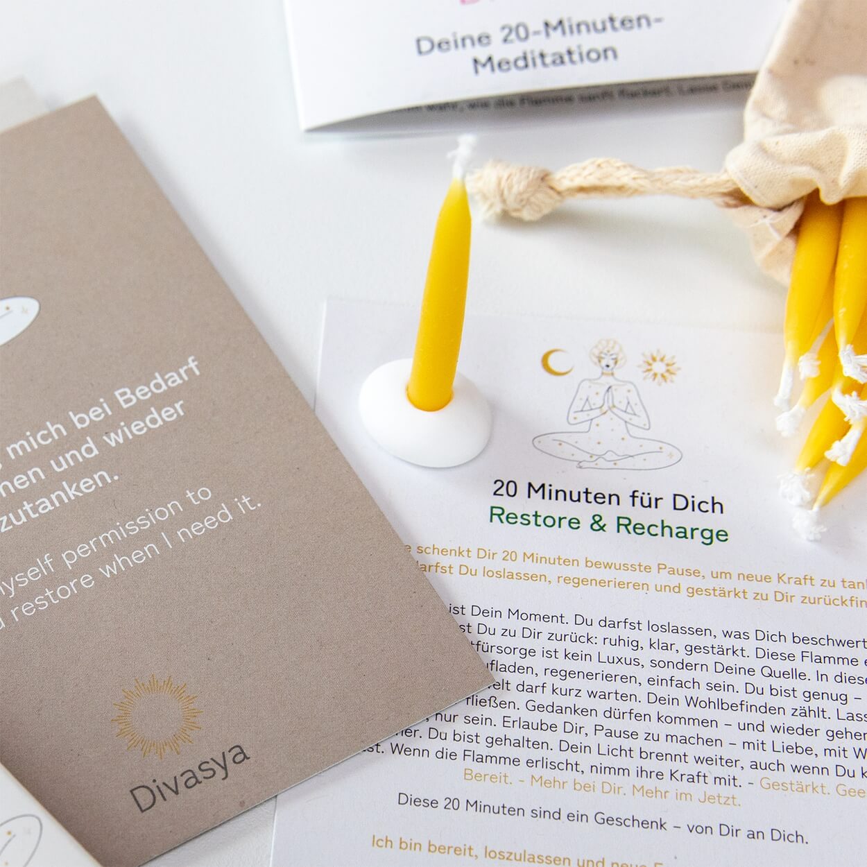 Baumwollsäckchen mit Kerzen und Zubehör – nachhaltiges Achtsamkeits-Geschenkset von Divasya-Yoga.