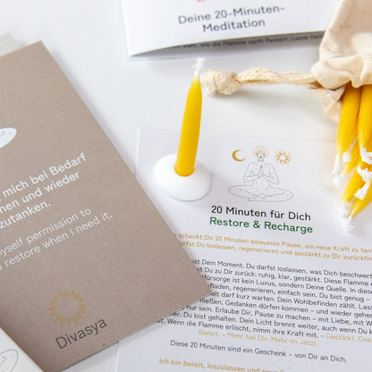 Baumwollsäckchen mit Kerzen und Zubehör – nachhaltiges Achtsamkeits-Geschenkset von Divasya-Yoga.