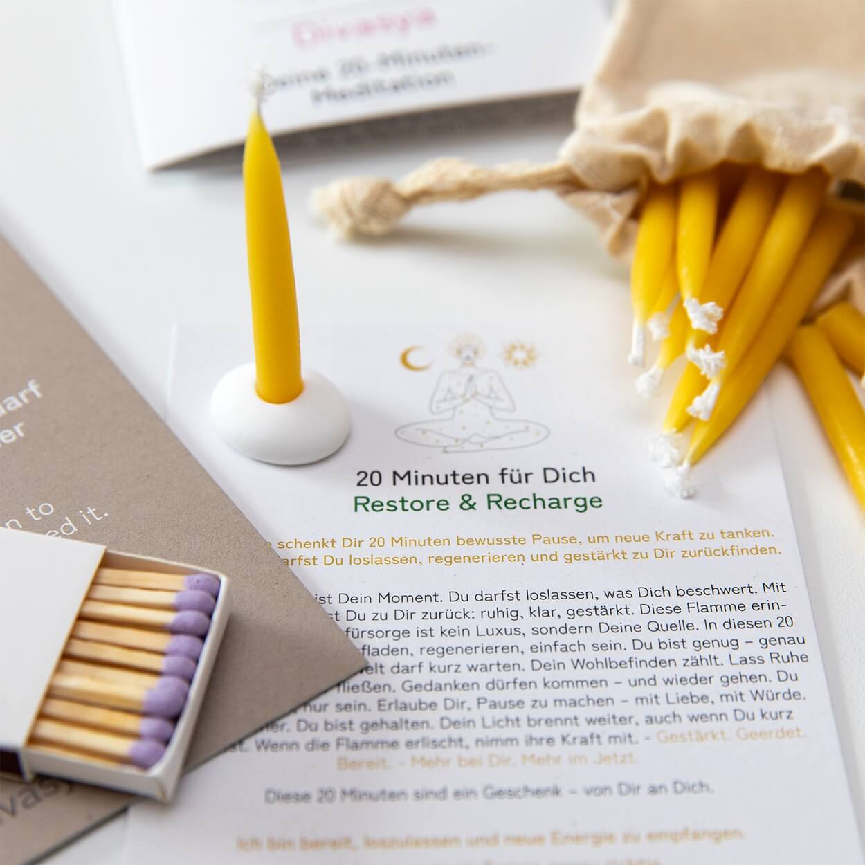 Geöffnetes Achtsamkeits-Set mit Streichhölzern, Kerzenhalter und Bienenwachskerzen – Meditation & innere Ruhe.
