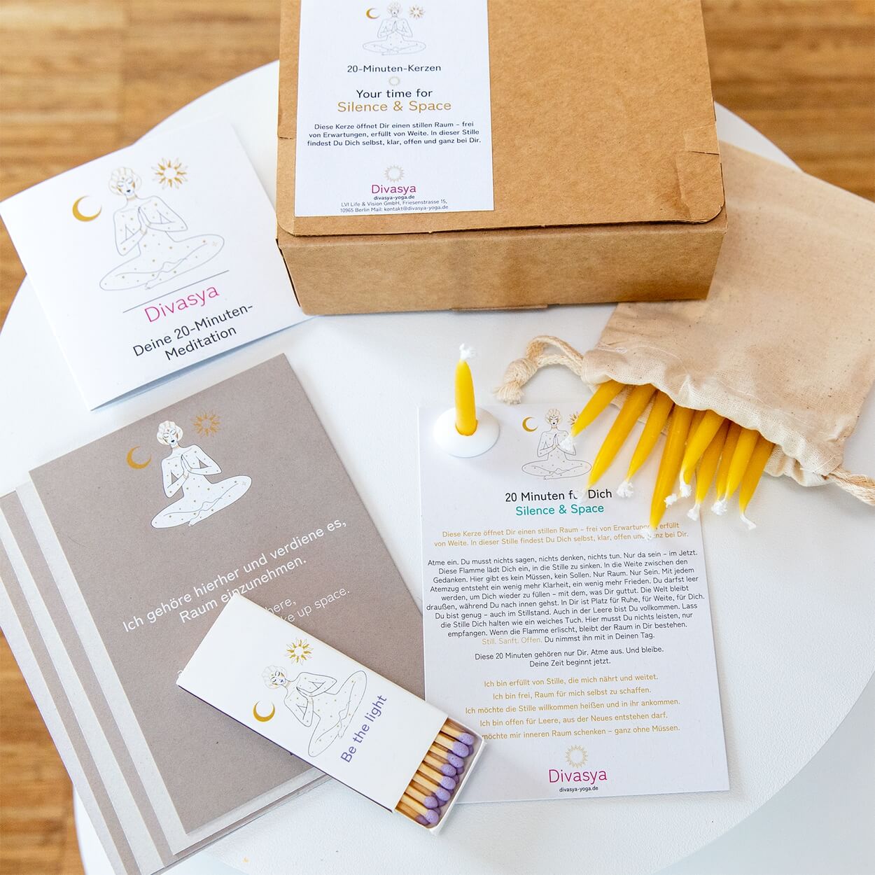 Bienenwachskerzen mit Kerzenhalter auf ruhigem Untergrund – Mindfulness-Ritual für den Alltag.