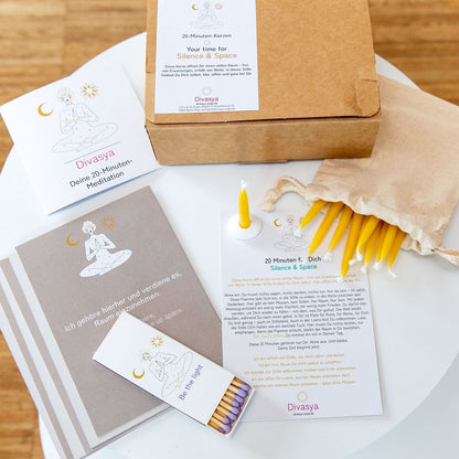 Bienenwachskerzen mit Kerzenhalter auf ruhigem Untergrund – Mindfulness-Ritual für den Alltag.