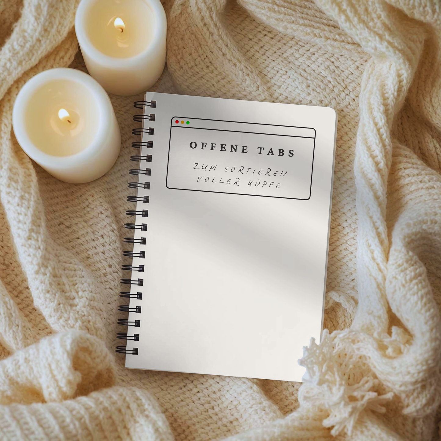 „Offene Tabs“ Journal als Spiralbuch auf weicher Strickdecke mit Kerzen, zum Sortieren voller Köpfe und Gedanken.