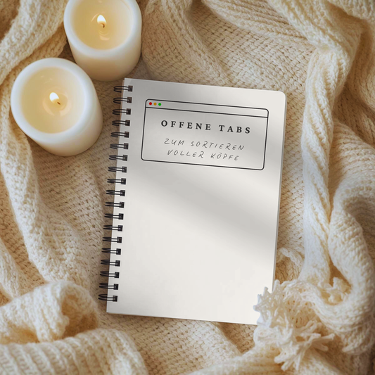 „Offene Tabs“ Journal als Spiralbuch auf weicher Strickdecke mit Kerzen, zum Sortieren voller Köpfe und Gedanken.