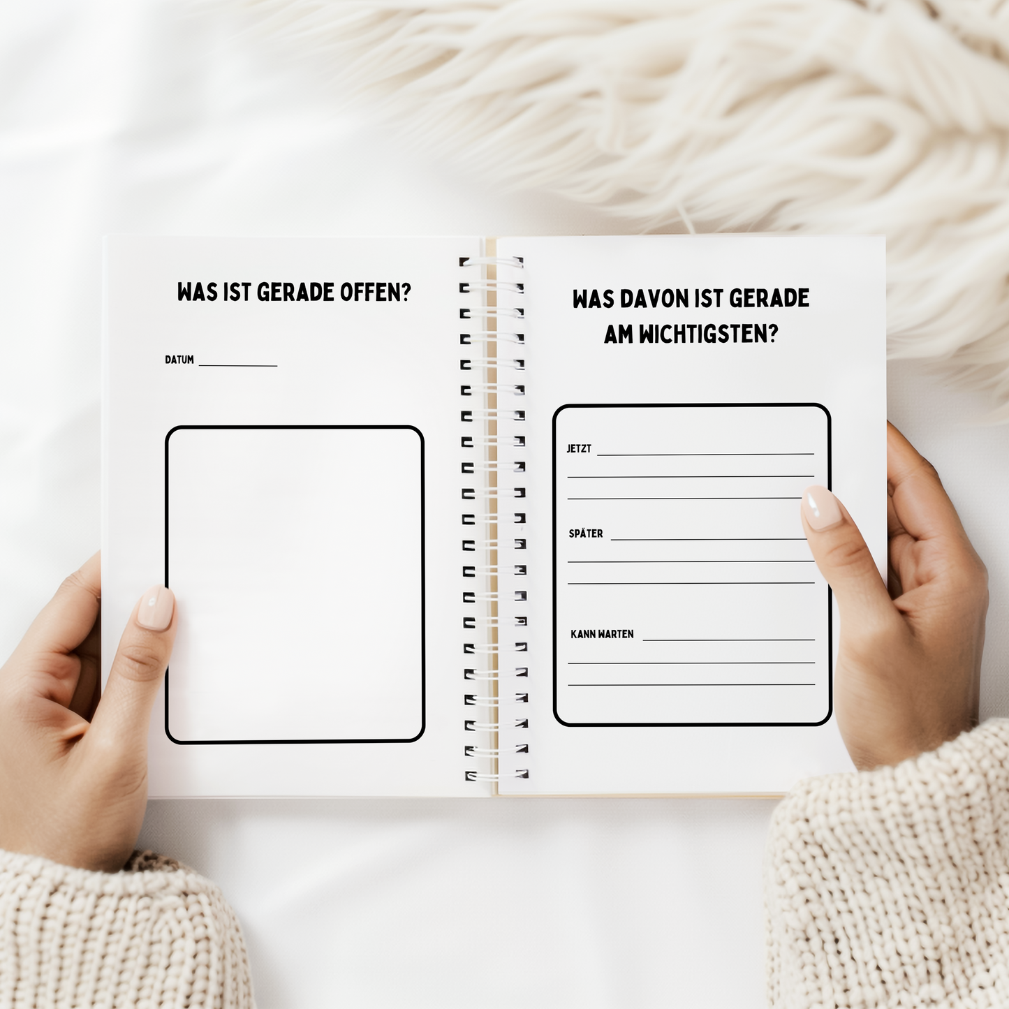 Geöffnetes „Offene Tabs“ Journal mit Schreibfeldern für offene Gedanken, Prioritäten und Aufgaben nach Jetzt, Später und Kann warten.