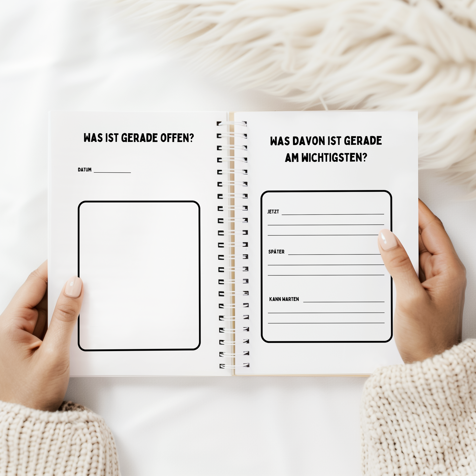 Geöffnetes „Offene Tabs“ Journal mit Schreibfeldern für offene Gedanken, Prioritäten und Aufgaben nach Jetzt, Später und Kann warten.