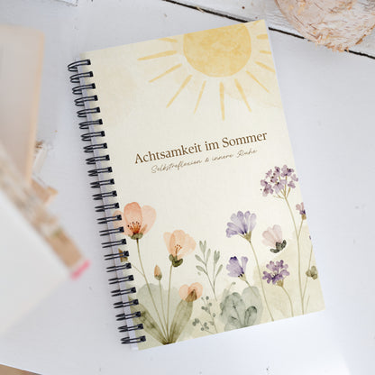 Spiralnotizbuch A5 „Achtsamkeit im Sommer" mit Softtouch-Einband und Dotted-Punktraster – Frontansicht.